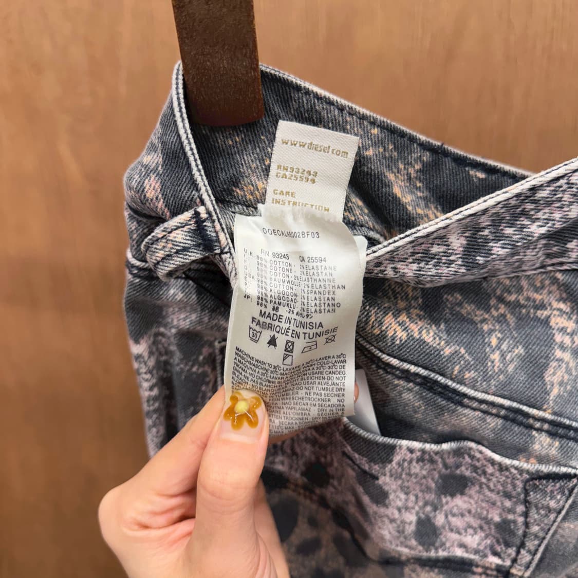 디젤 슬림 데님 팬츠 레오파드 패턴 레더 패치 워싱 디테일 핑크 그레이 상품이미지8