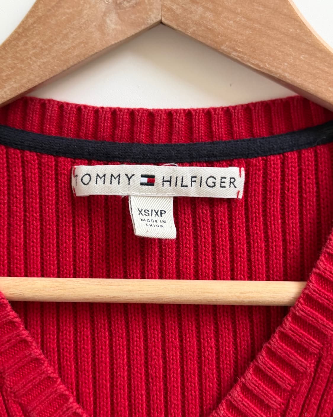 타미힐피거 플래그로고 레드컬러 골지 브이넥 니트 상품이미지6
