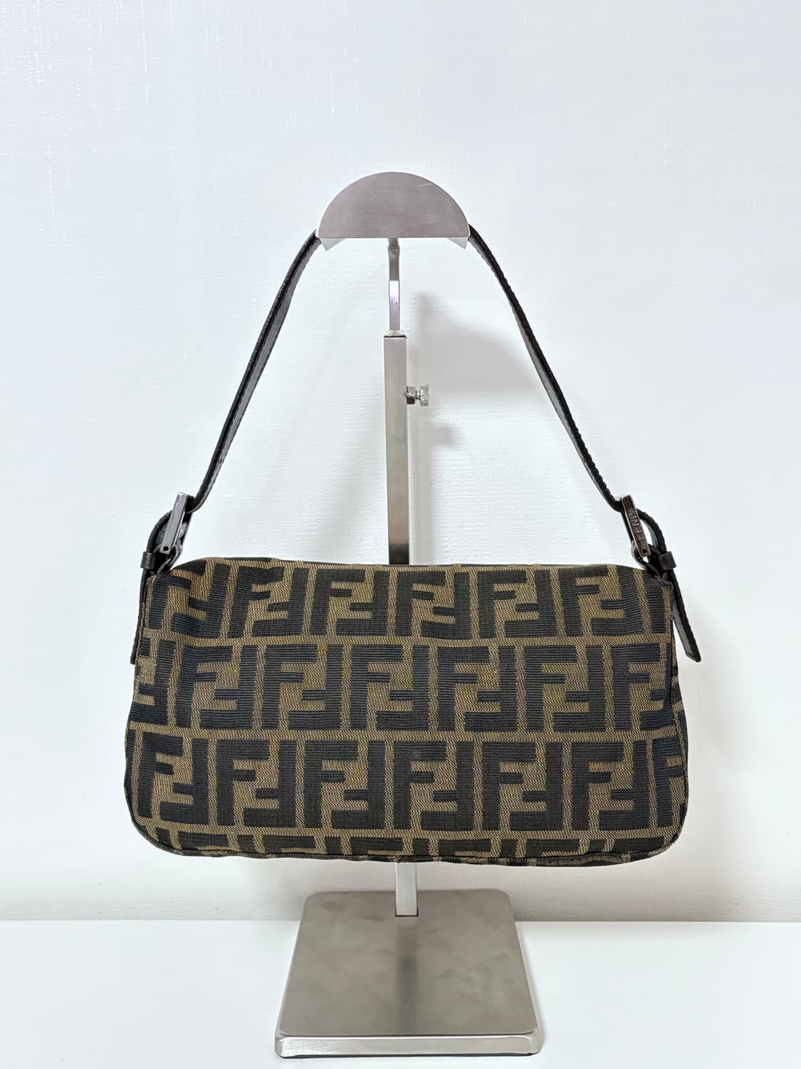 펜디 주카 바게트백 상품이미지4