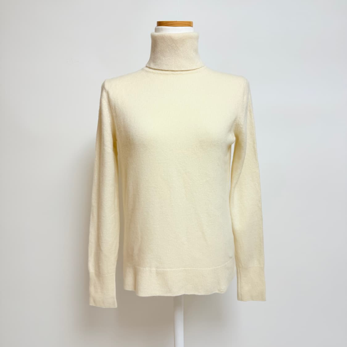 [캐시미어 100%] Size L 유니클로 터틀넥 목폴라 아이보리 니트 상품이미지1