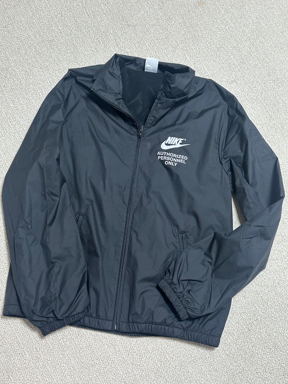 나이키 바람막이 블랙 M사이즈 입니다  큰 하자나 눈에 띄는 오염 없이  상품이미지1