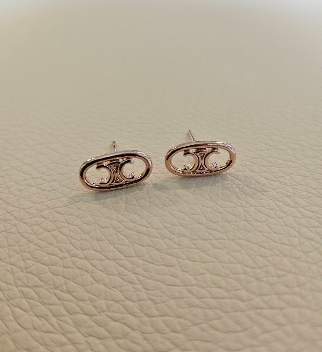 셀린느 미니 트리옹프 로즈골드 스터드 귀걸이 상품이미지1