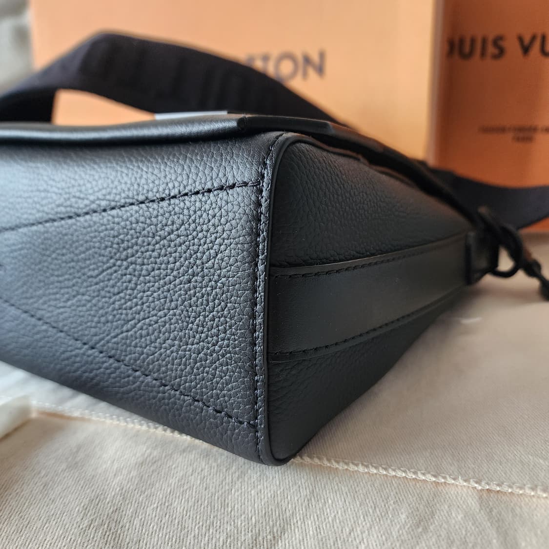 전시품급 루이비통 토뤼옹 에어로그램 메신저백 블랙 상품이미지4