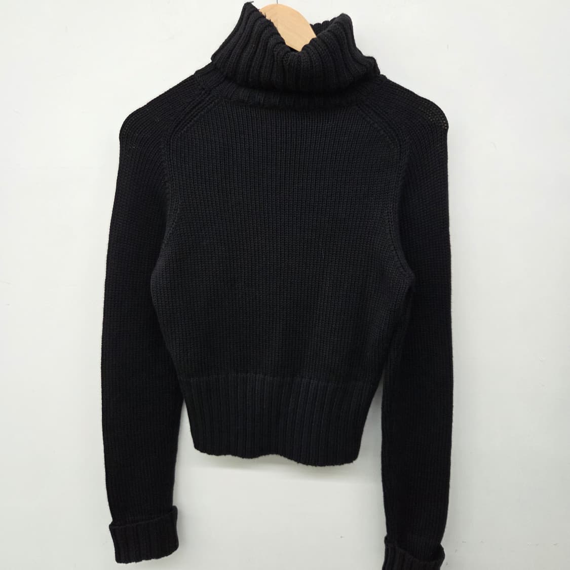 띠어리 블랙 롤넥 크롭 니트 여m 상품이미지4