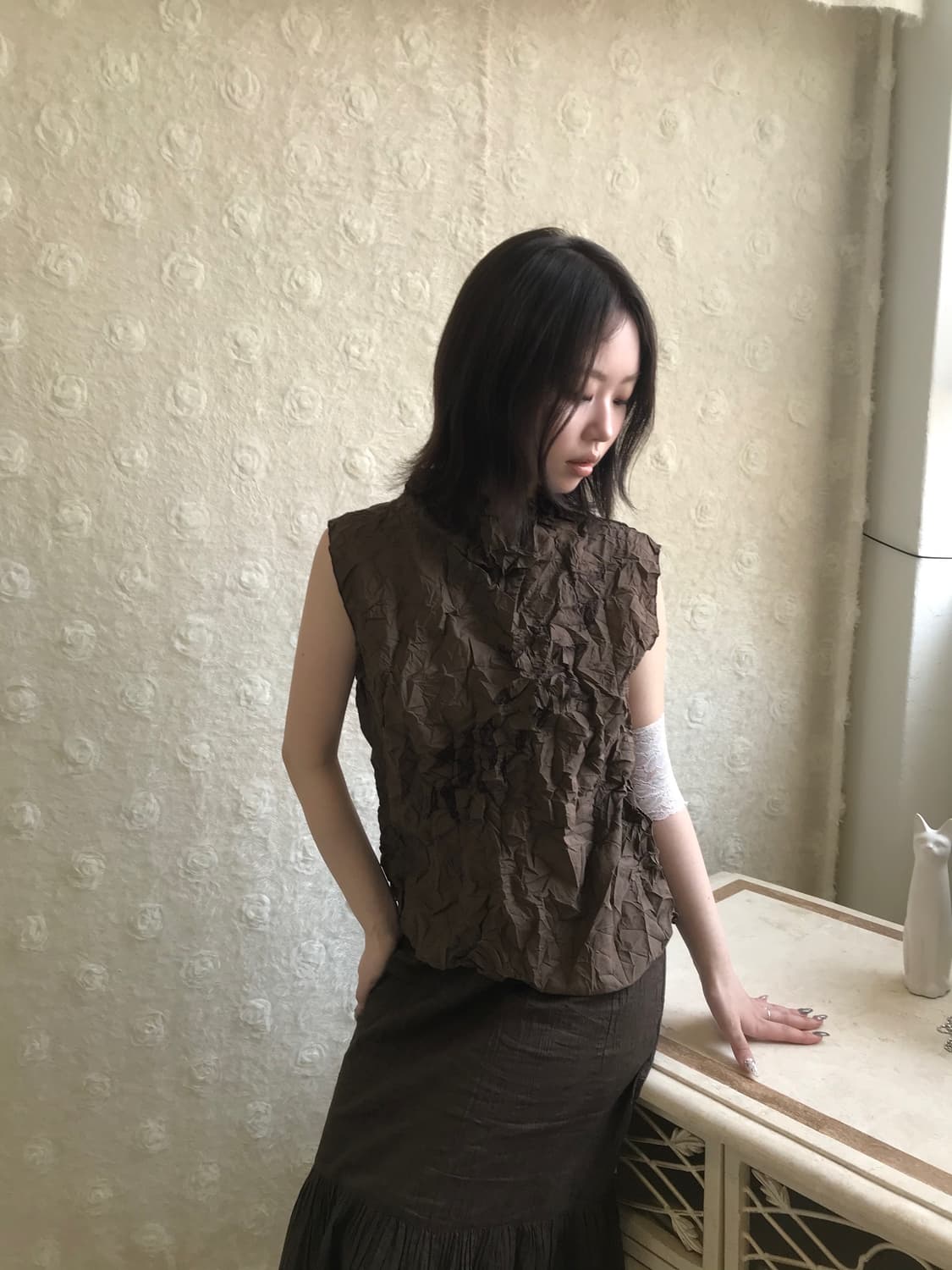 브라운 크링클 플라워 디테일 슬리브리스 상품이미지1