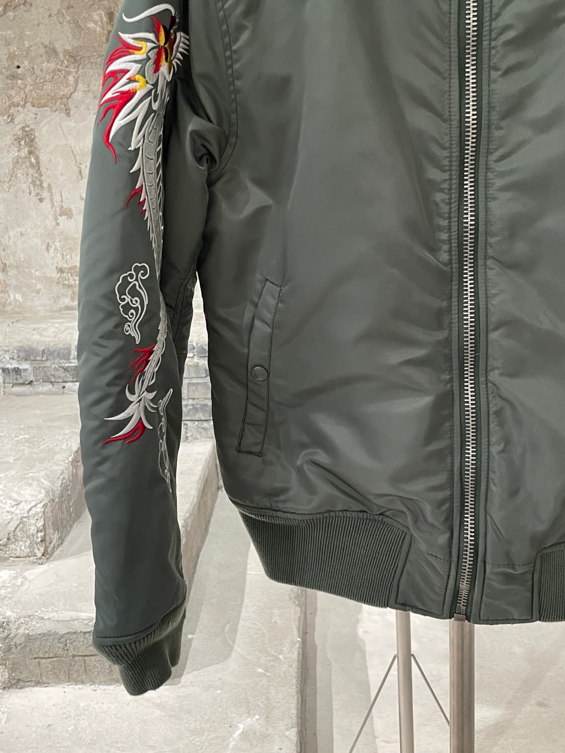 쇼트 x 앤더슨벨 카키 수베니어 드래곤 sb-13 봄버 자켓 상품이미지4