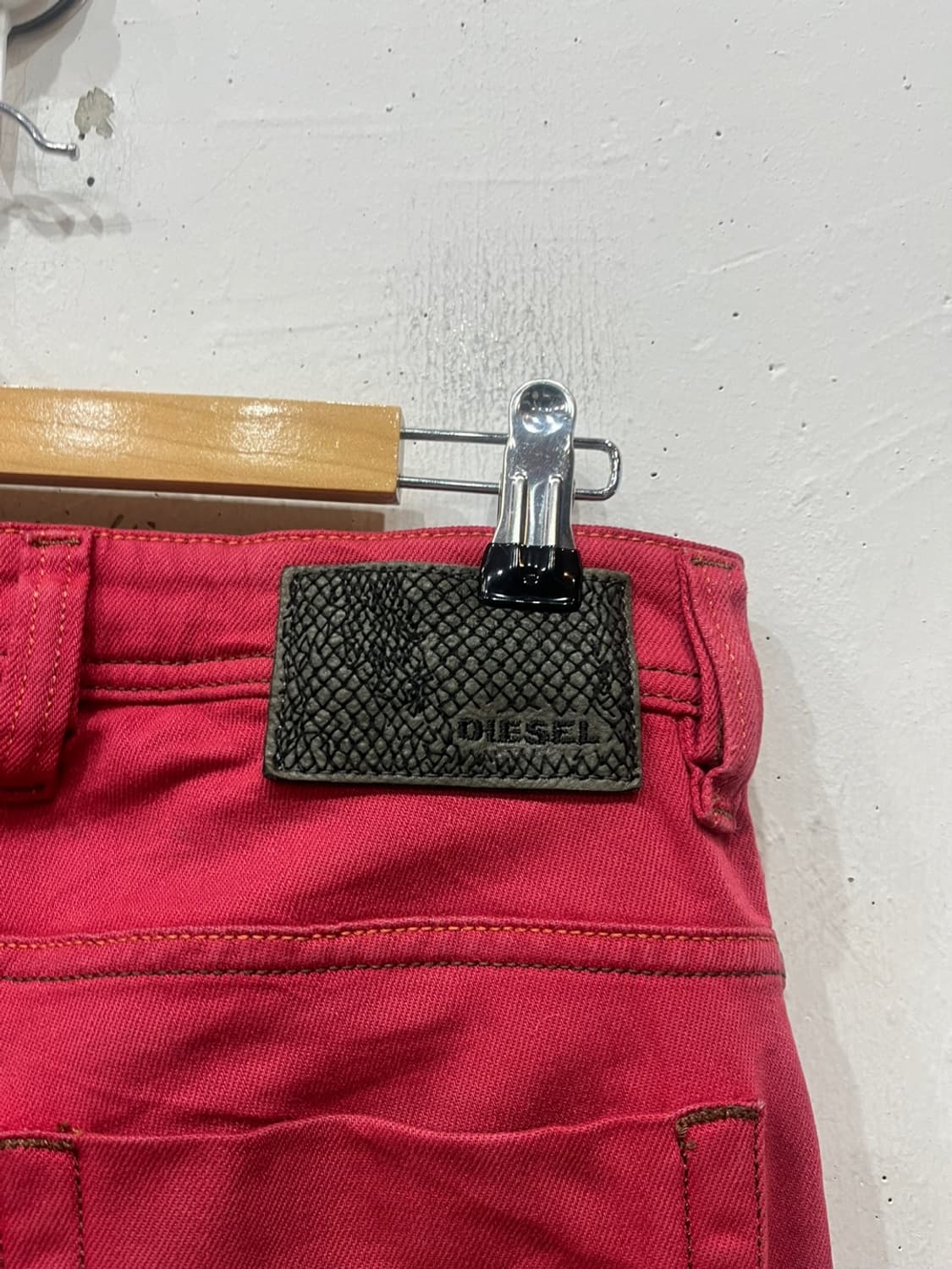 DIESEL 디젤 블리치드 로우라이즈 슬림핏 데님팬츠 26 상품이미지3