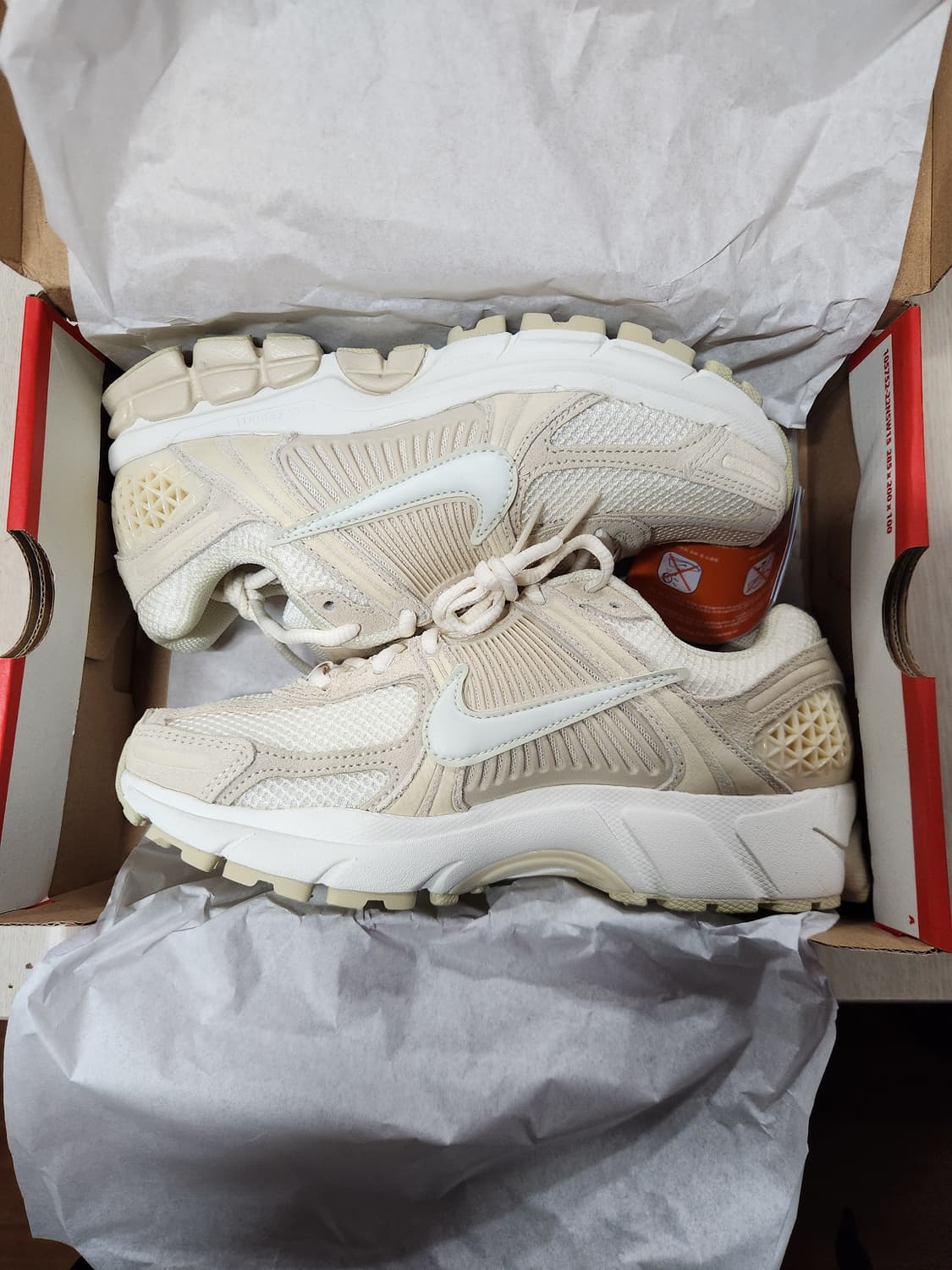 나이키 에어 줌 보메로 5 라이트 카키 HQ0458 200 상품이미지1