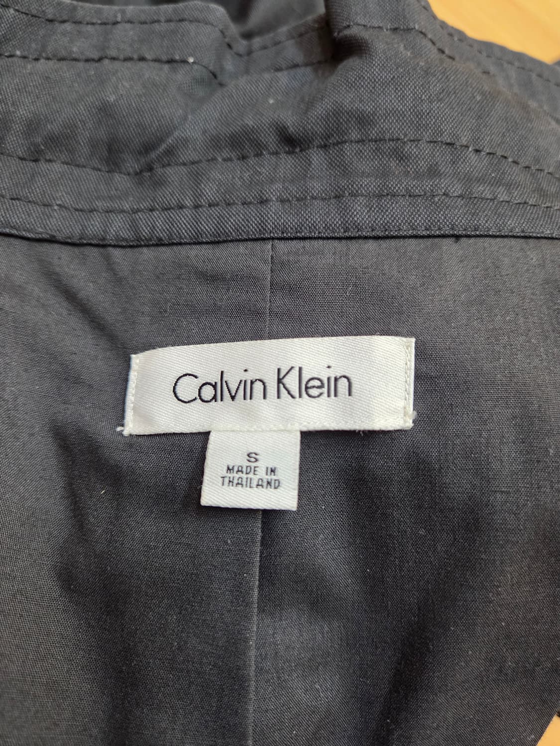 깔끔한 블랙 색상의 캘빈클라인 여성 자켓입니다. 100% 면 재질이라 착 상품이미지3