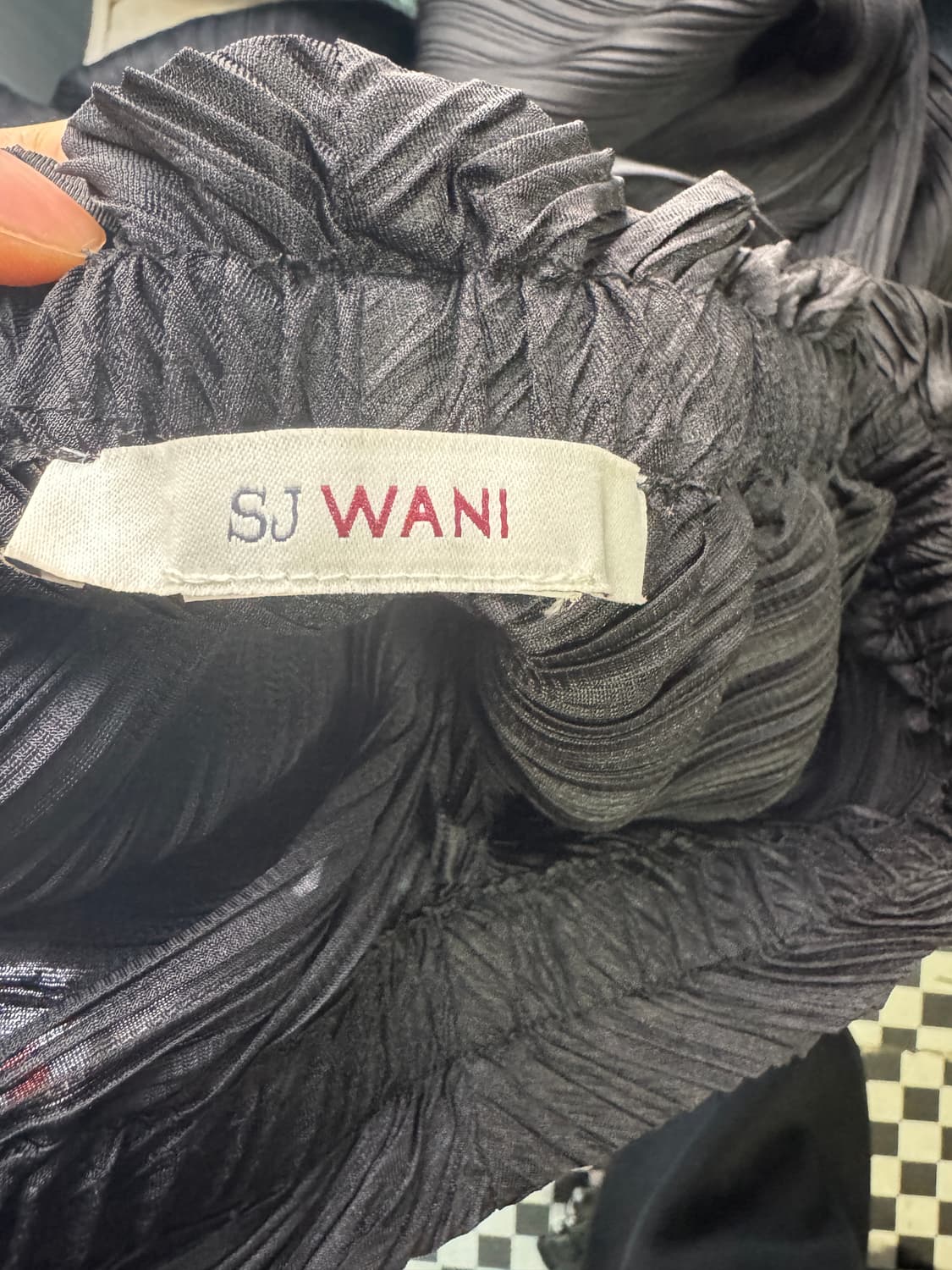 여성 손정완 SJWANI 25년도 언발란스 플리츠 팬츠 상품이미지3