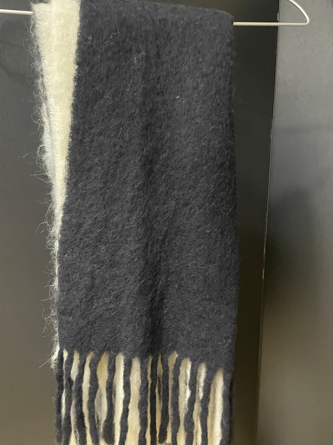 아크네 스튜디오 목도리 머플러 흰ㅡ그레이 그라데이션 상품이미지3