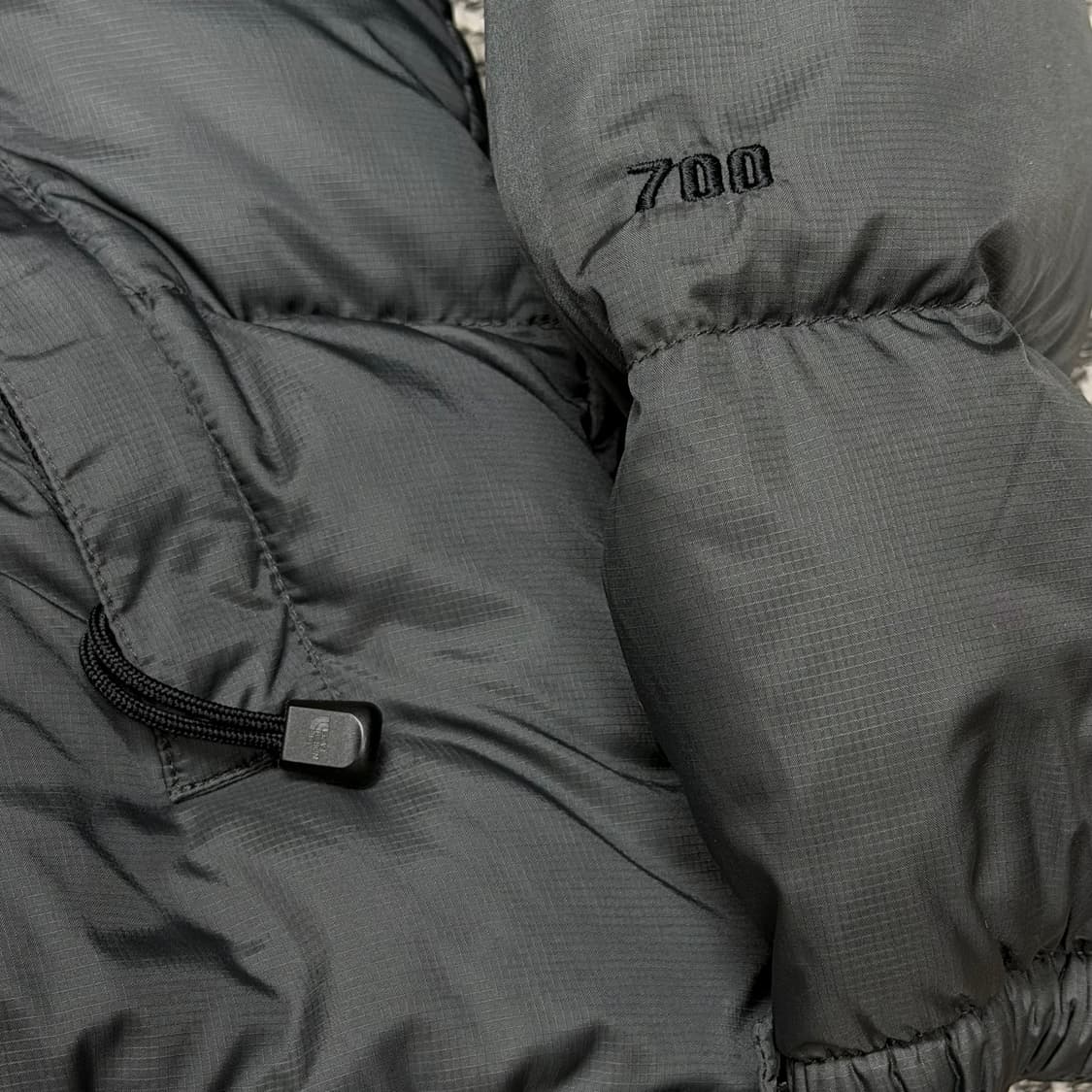 노스페이스 센터로고 무광 그레이 700 눕시 패딩 상품이미지6