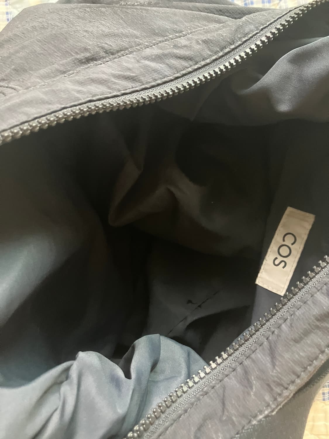COS 나일론 숄더백 네이비 상품이미지5