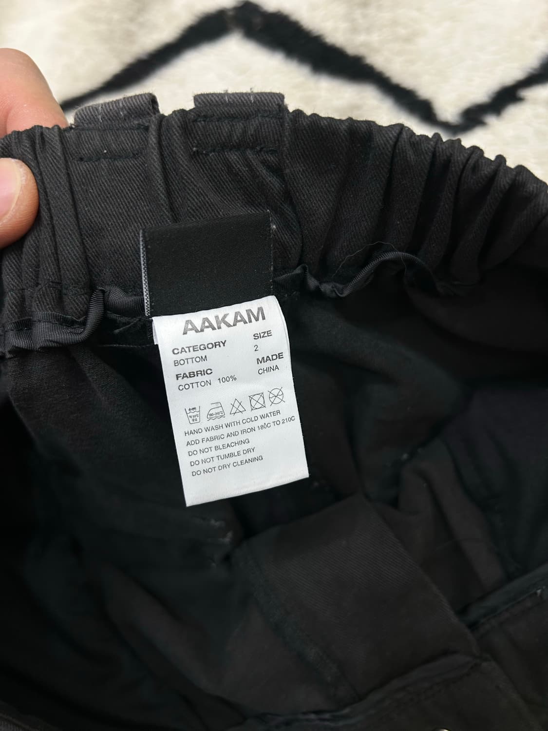 [2]아캄 Knee 핀턱 콘트라스트 카고 팬츠/블랙 상품이미지6
