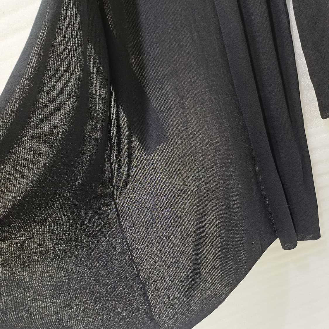 (찐블랙)

얇고 부드럽고 깔끔 , 신축성.
정품, 별 사용감 없이 굿. 상품이미지8