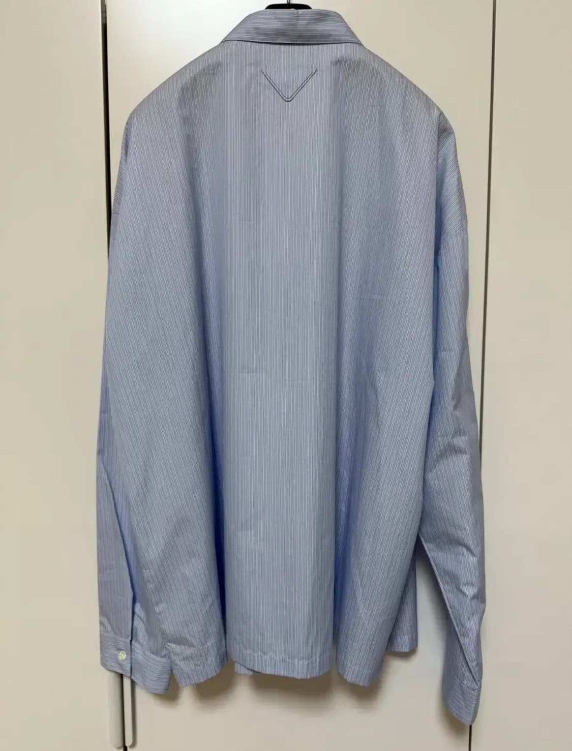 (새상품)-프라다- 백 패치 블루 스트라이프 셔츠 상품이미지3