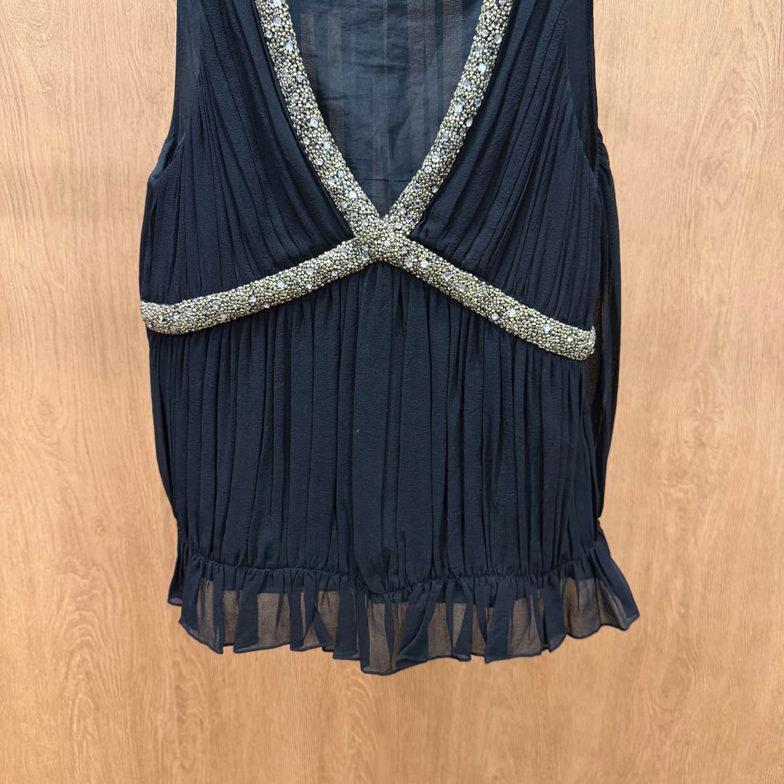 마쥬 슬리브리스 블라우스 브이넥 골드 비즈 트리밍 레이스 디테일 블랙 상품이미지5