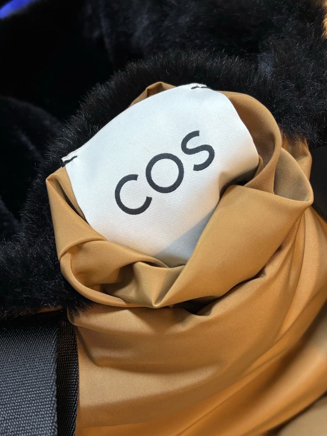 COS 블랙 퍼 토트백 상품이미지4