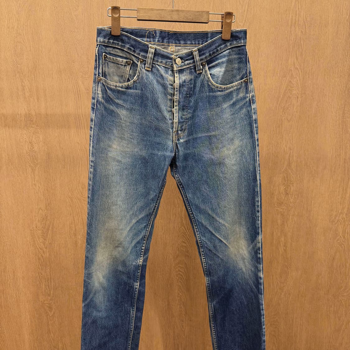 리바이스 워싱 데님 팬츠 로고 탭 버튼 클로징 디테일 레귤러핏 중청 상품이미지4