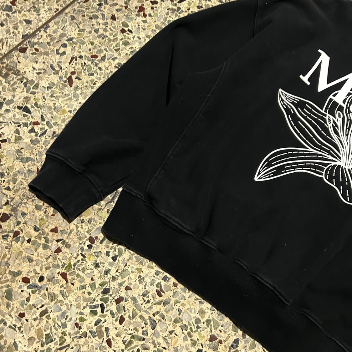 마르디 메크르디 블랙 플라워 맨투맨 상품이미지3