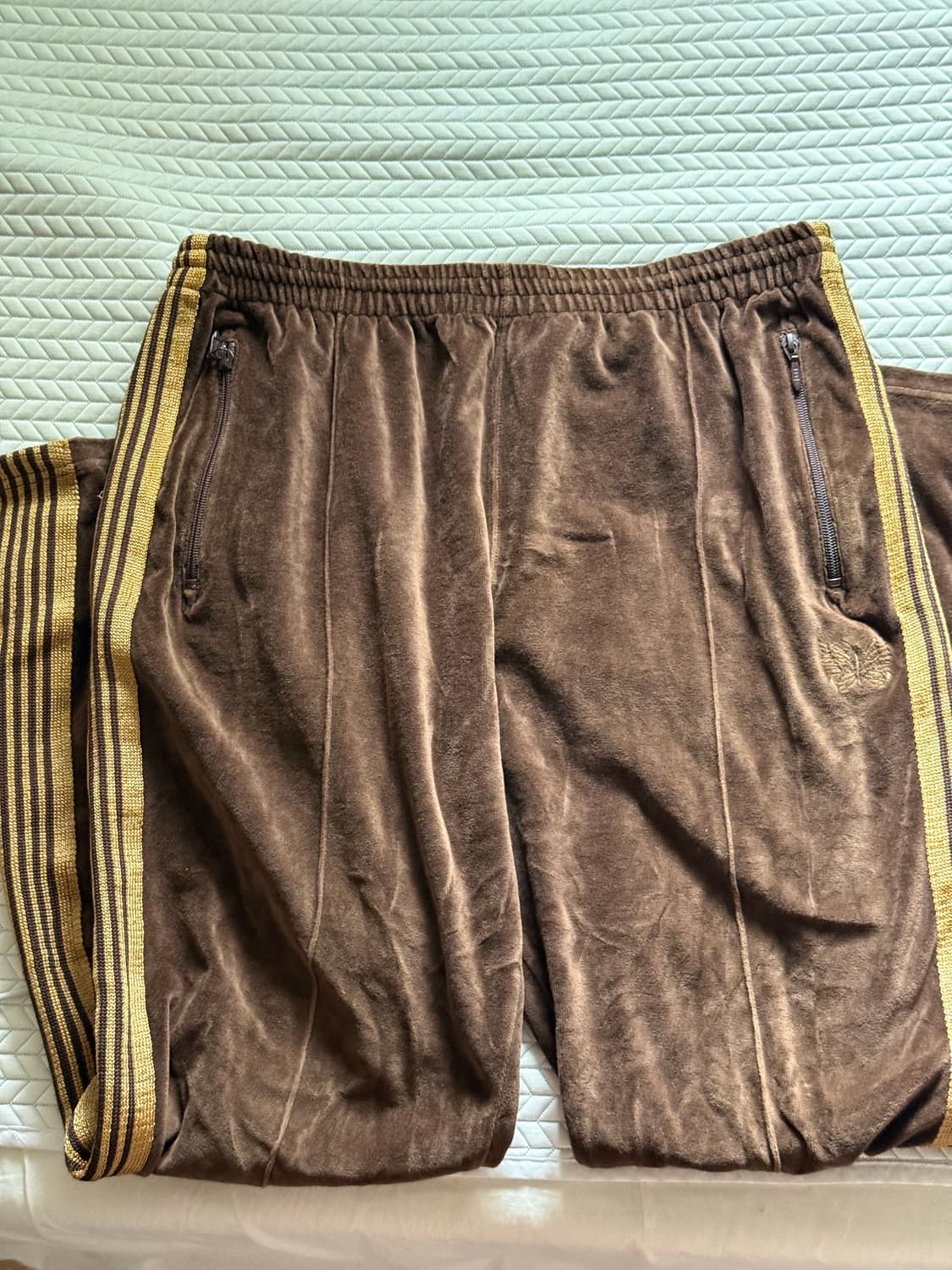 니들스 내로우 벨루어 트랙팬츠 브라운  상품이미지2