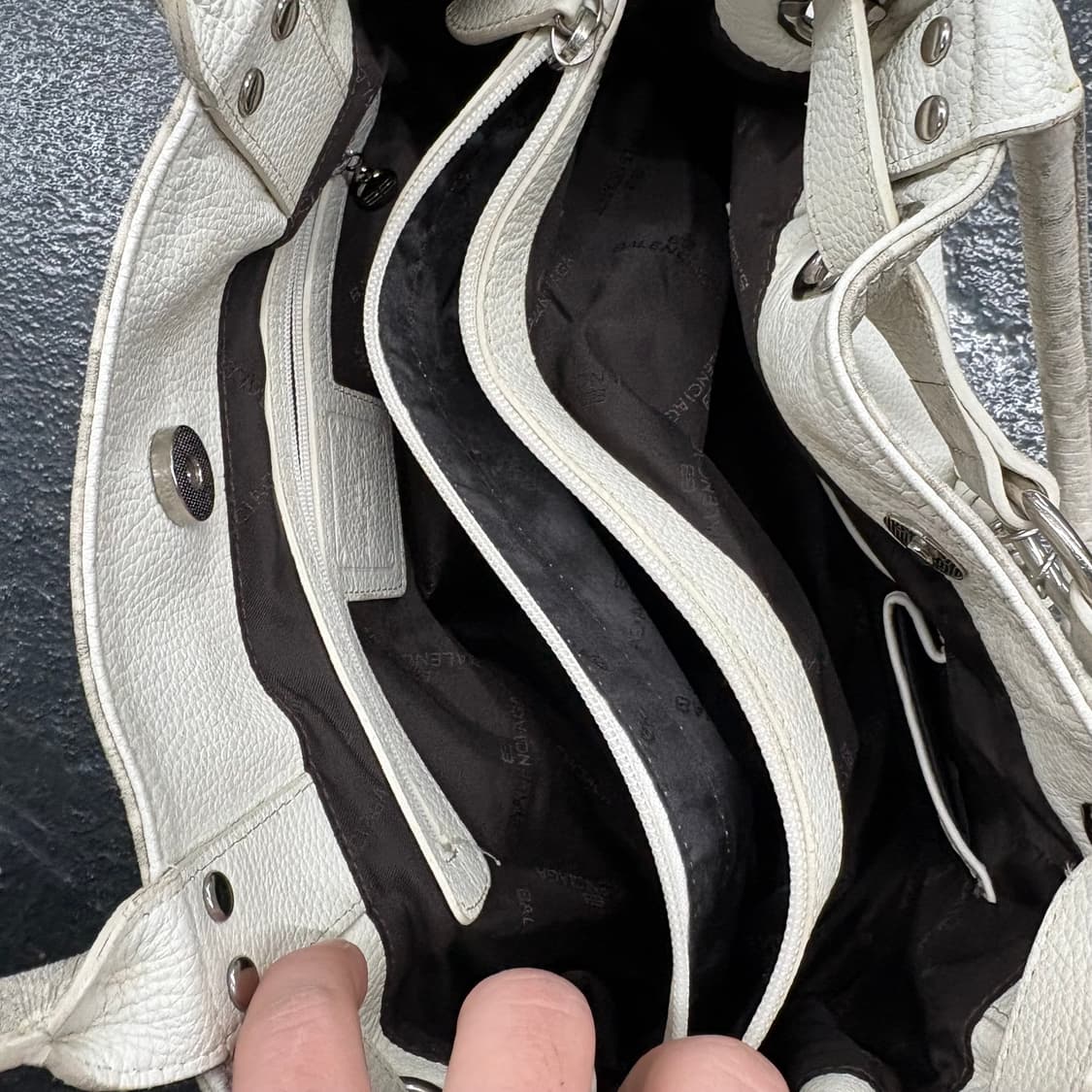 발렌시아가 화이트 레더 태슬 숄더백 상품이미지6