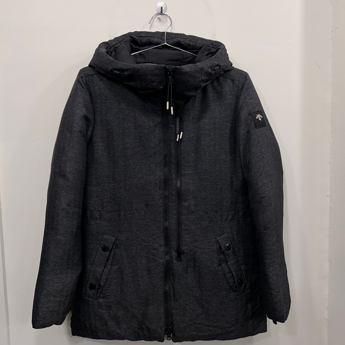 데상트 실버와펜 덕다운 하이넥 후드 패딩 상품이미지2