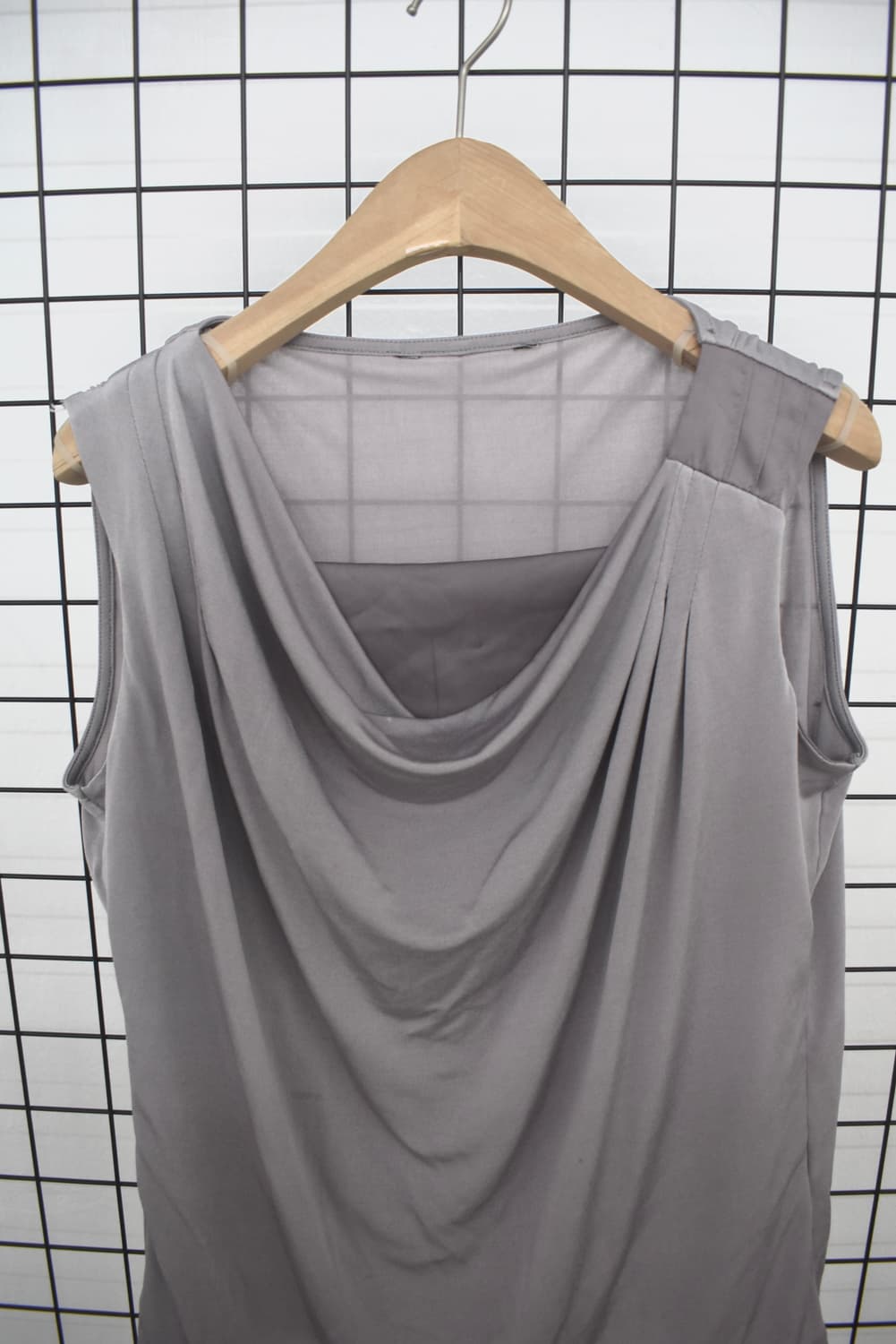 Gray Draped Sleeveless Top 상품이미지2
