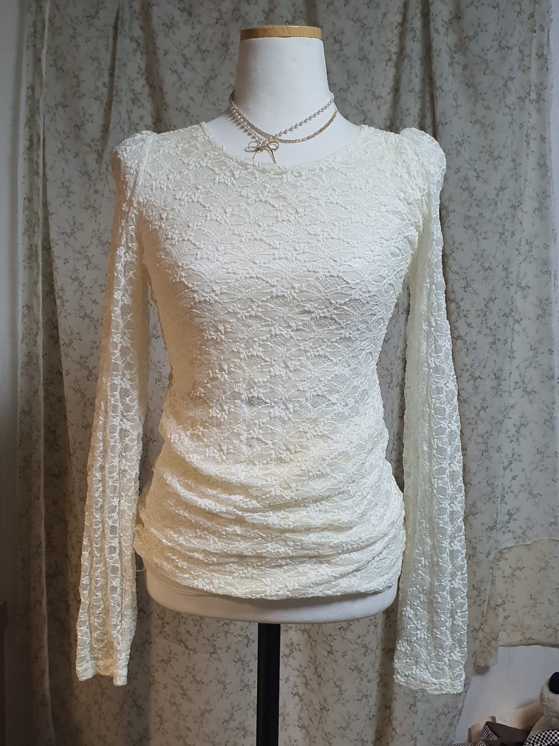 [빈티지] 아이보리 레이스 셔링 긴팔 블라우스 상품이미지1