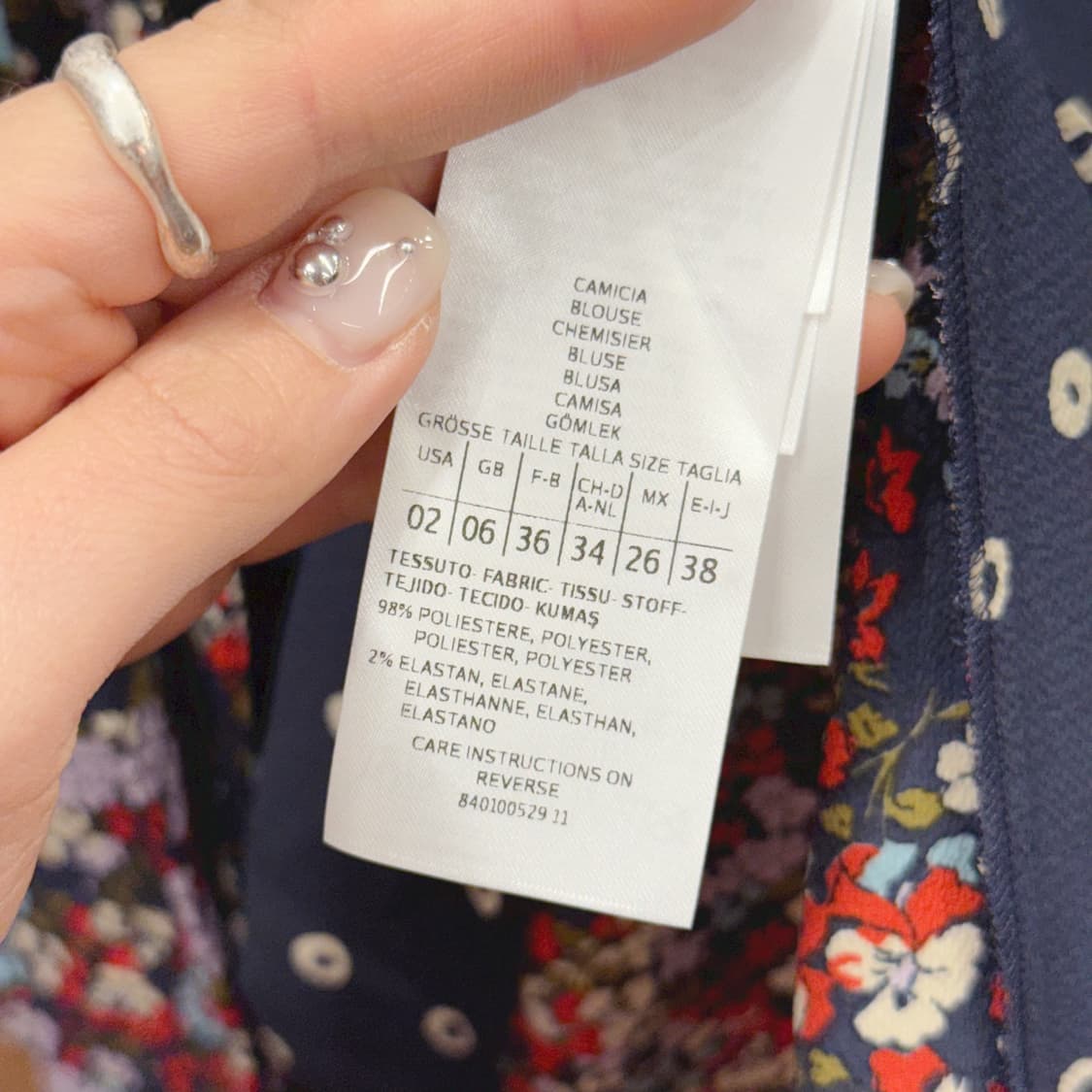 막스앤코 플라워 패턴 도트 믹스 블라우스 리본 타이 넥 디테일 네이비 상품이미지9