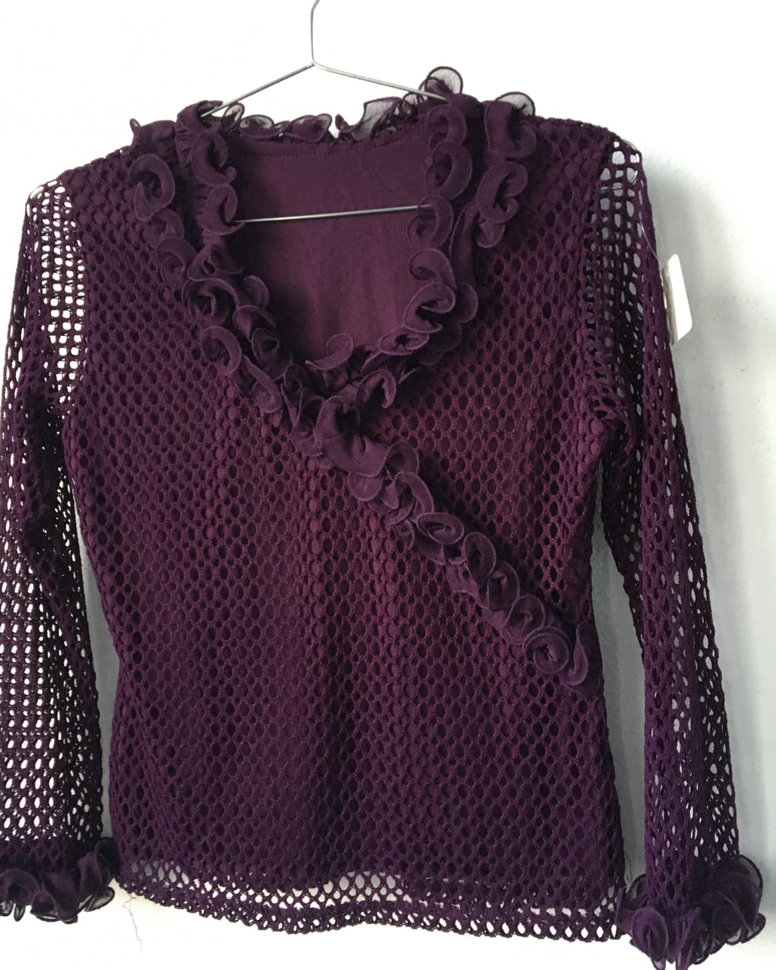 Ruffle point punching pattern top 상품이미지4