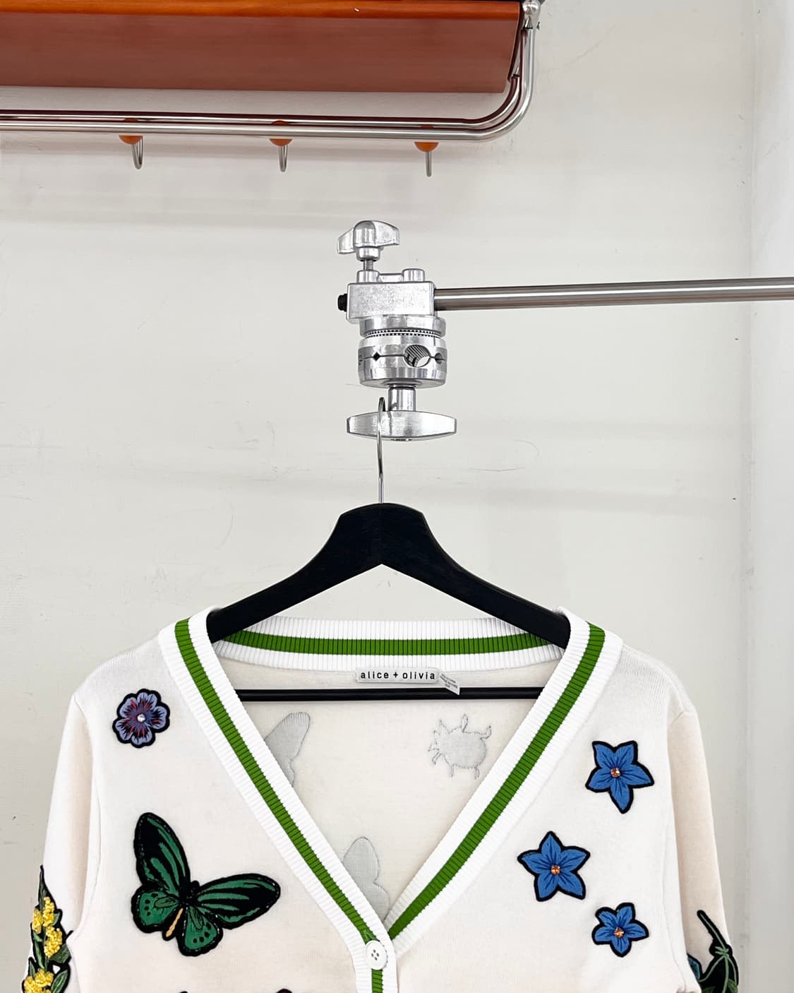 앨리스 앤 올리비아 크림 패치 브이넥 가디건 상품이미지2