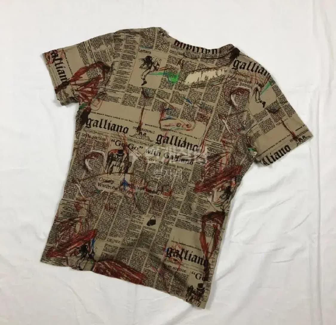 존갈리아노 뉴스페이퍼 브이넥 반팔티 상품이미지2
