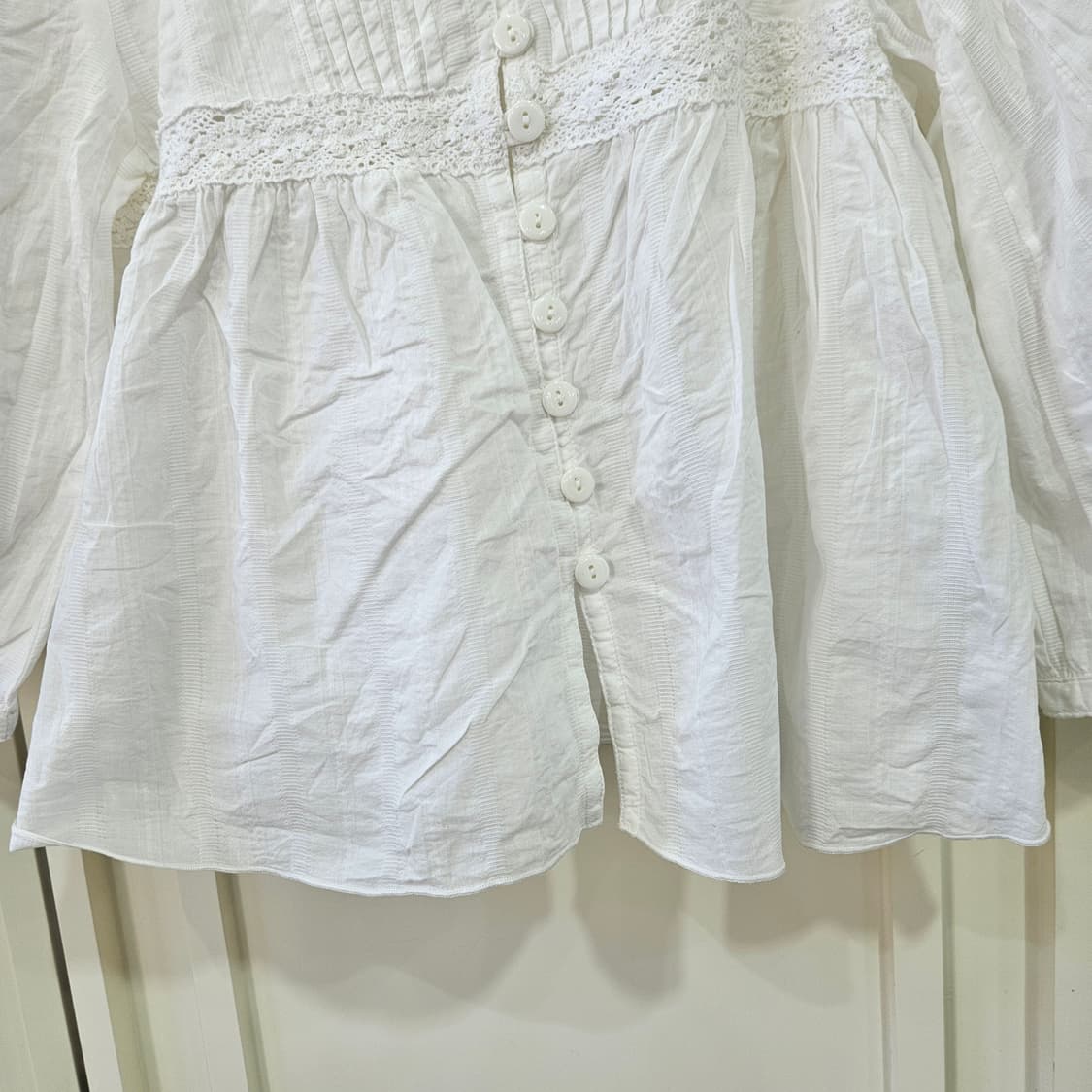 화이트 레이스 핀턱 코튼 블라우스 상품이미지3