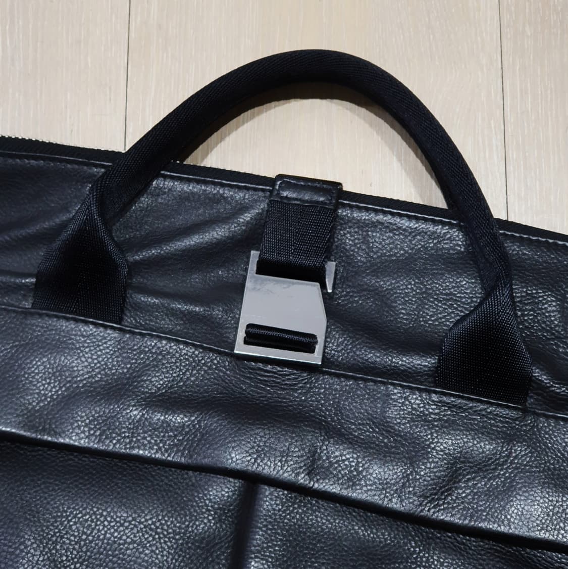 Cos 레더 헬멧백 소가죽 49cm  상품이미지3