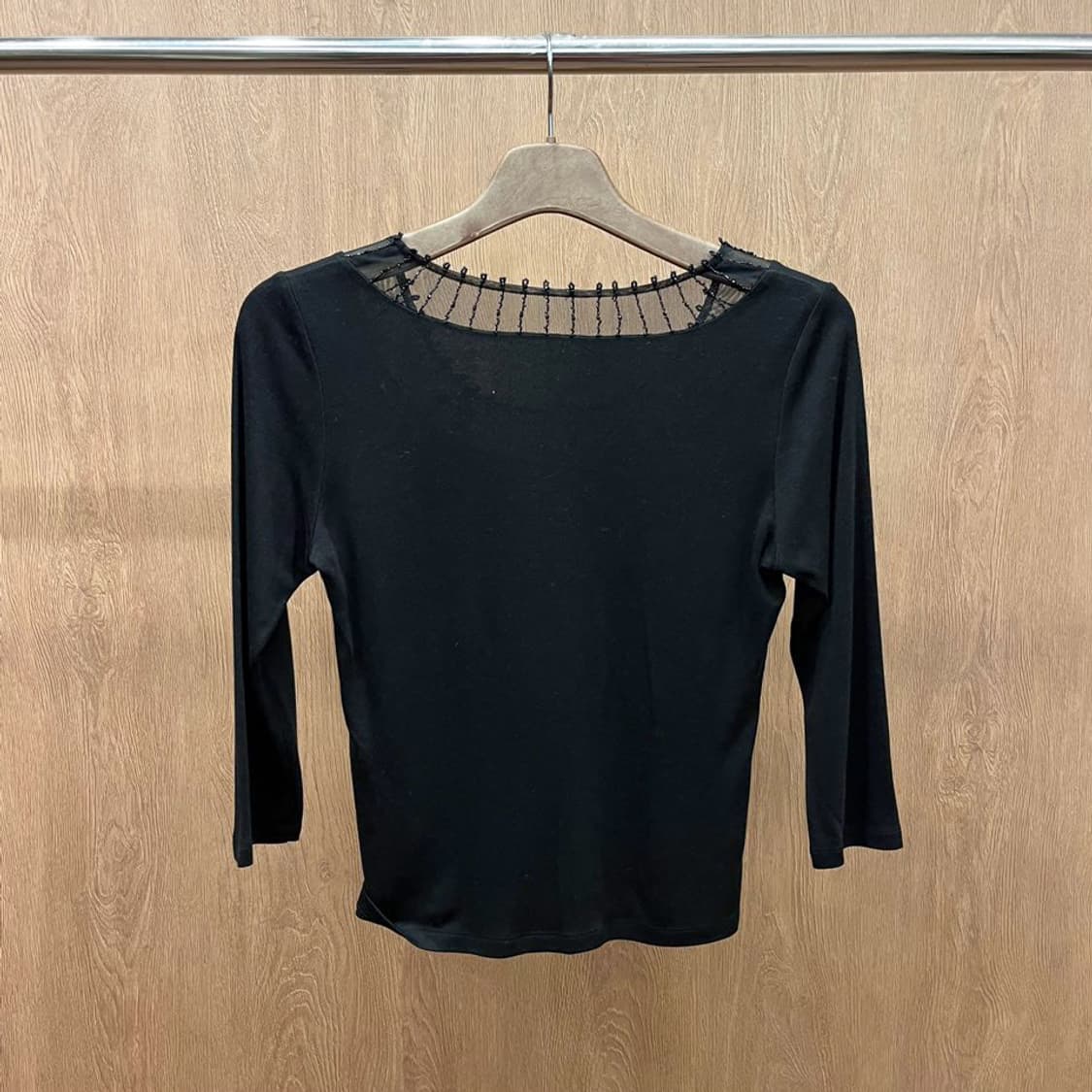 랑방 컬렉션 7부 블라우스 스퀘어넥 비즈 자수 디테일 슬림핏 블랙 상품이미지3