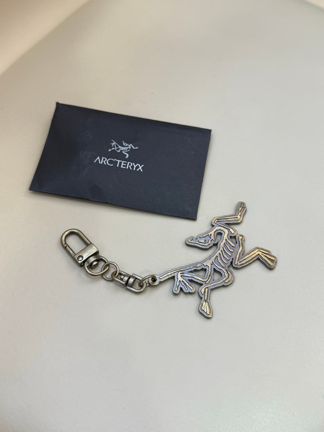 아크테릭스 특유의 시조새 로고가 돋보이는 키링입니다. 은은한 골드 색상이 상품이미지1