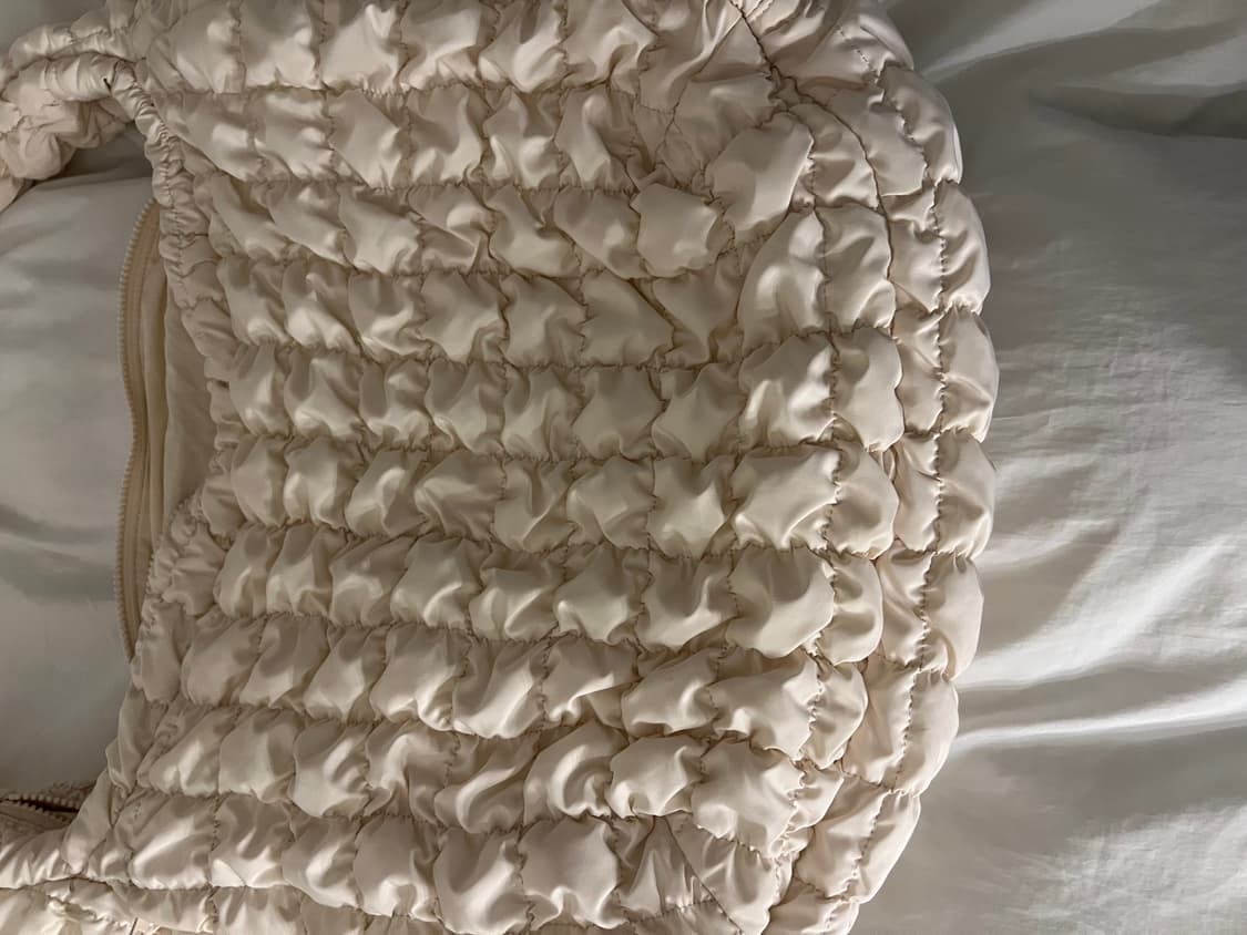 코스 오버사이즈 퀼티드 퀼팅백 구름백 아이보리 상품이미지3