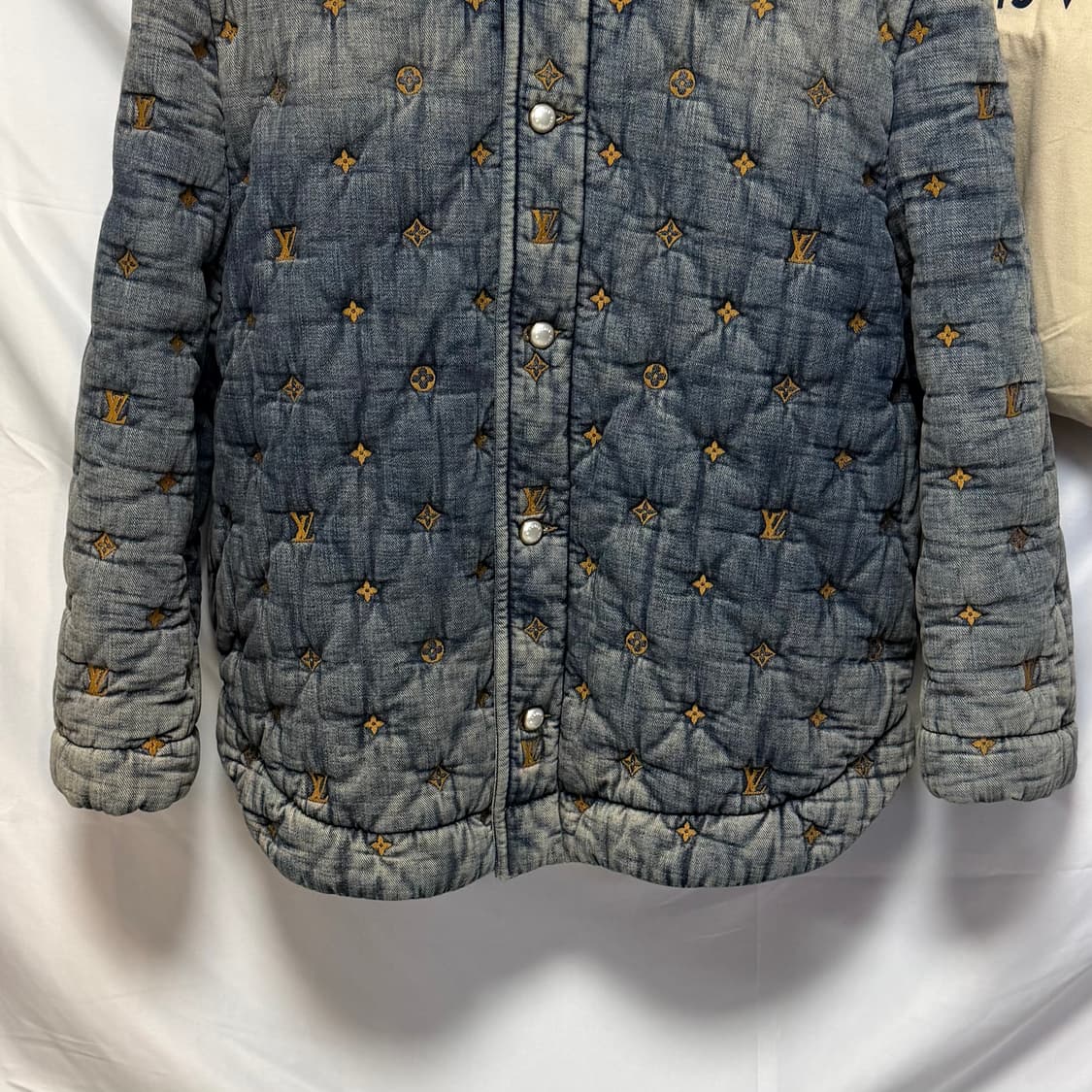 [S+급/L] 루이비통 패디드 데님 모노그램 패딩 자켓 백화점판 상품이미지3