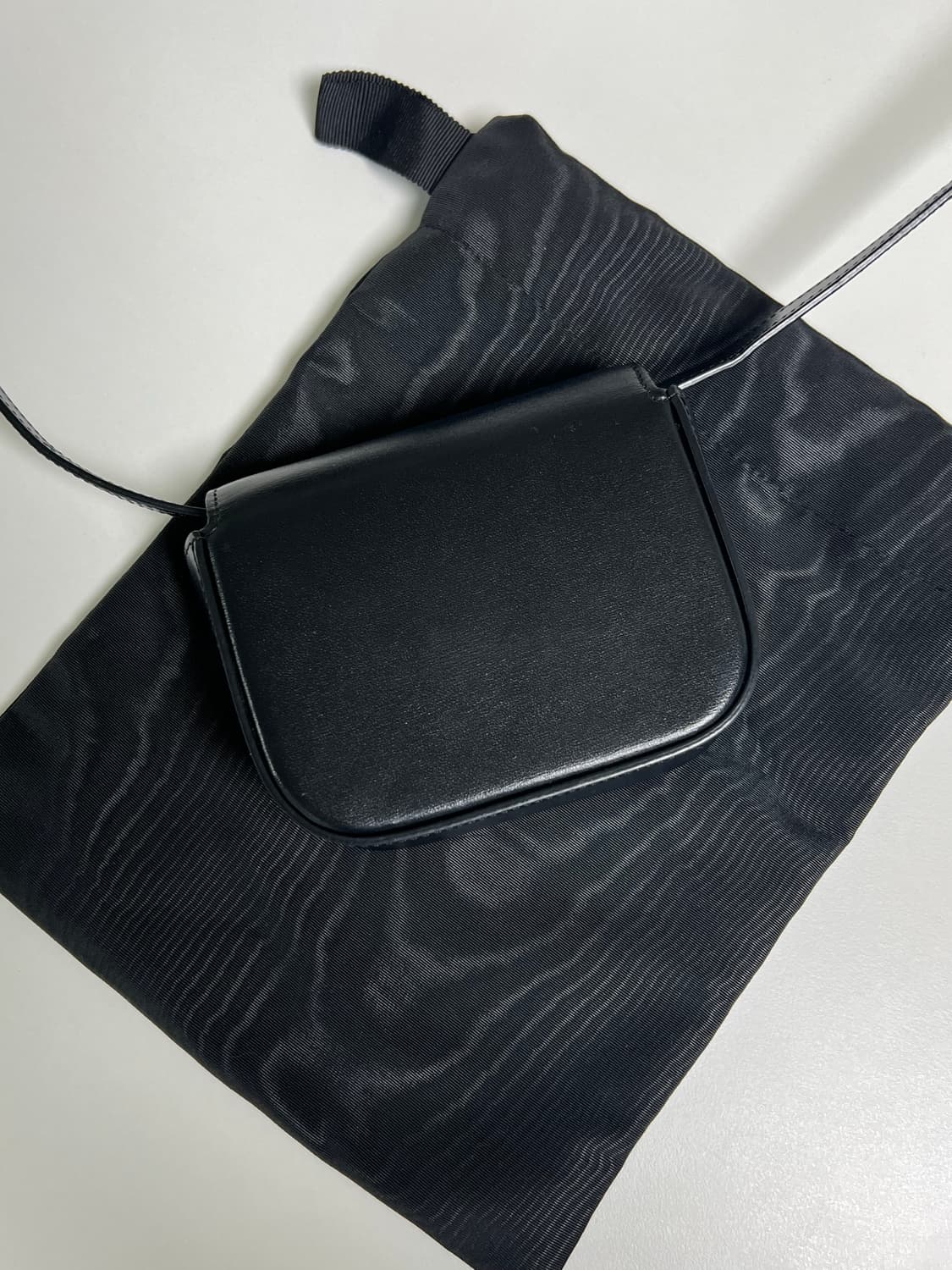 [정품] 셀린느 클로드 샤이니 카프스킨 백 미니 블랙 상품이미지3