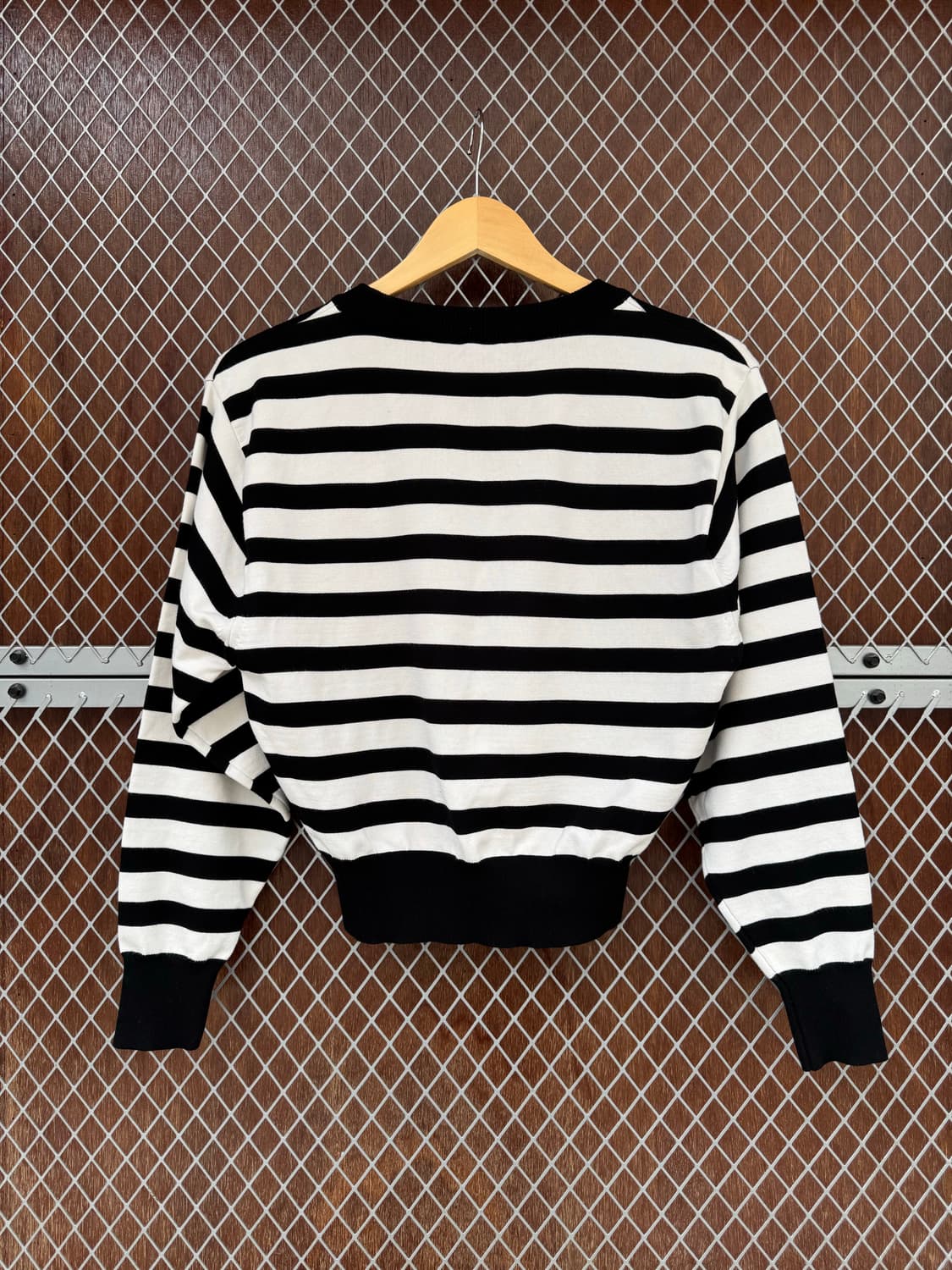 블러썸에이치컴퍼니 스트라이프 패턴 라운드 니트 S 상품이미지7