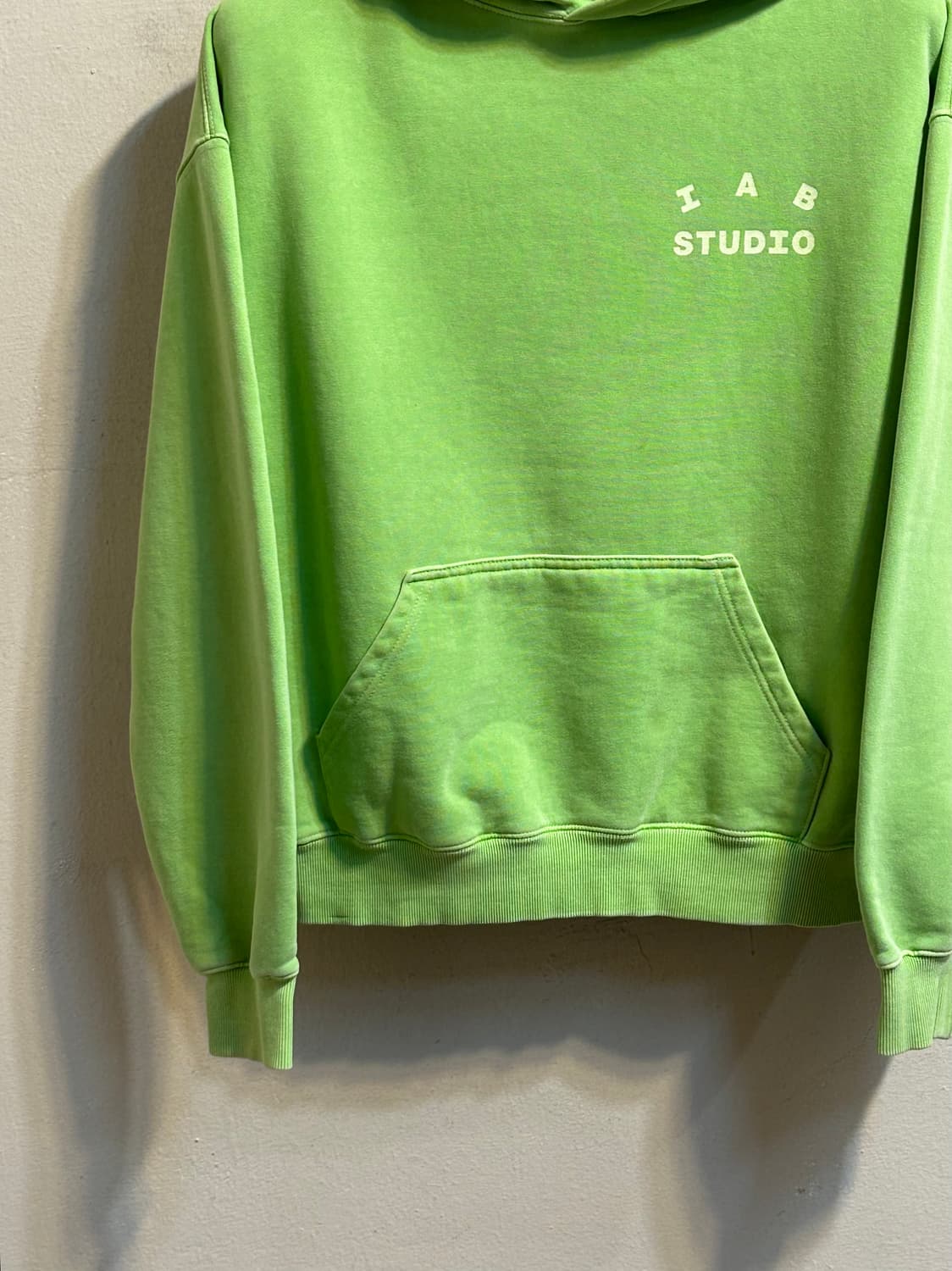 아이앱 스튜디오 로고 후드티 상품이미지3