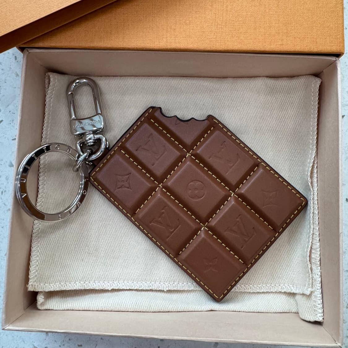 루이비통 초콜릿 바 피겨린 키 홀더 & 백 참 상품이미지8