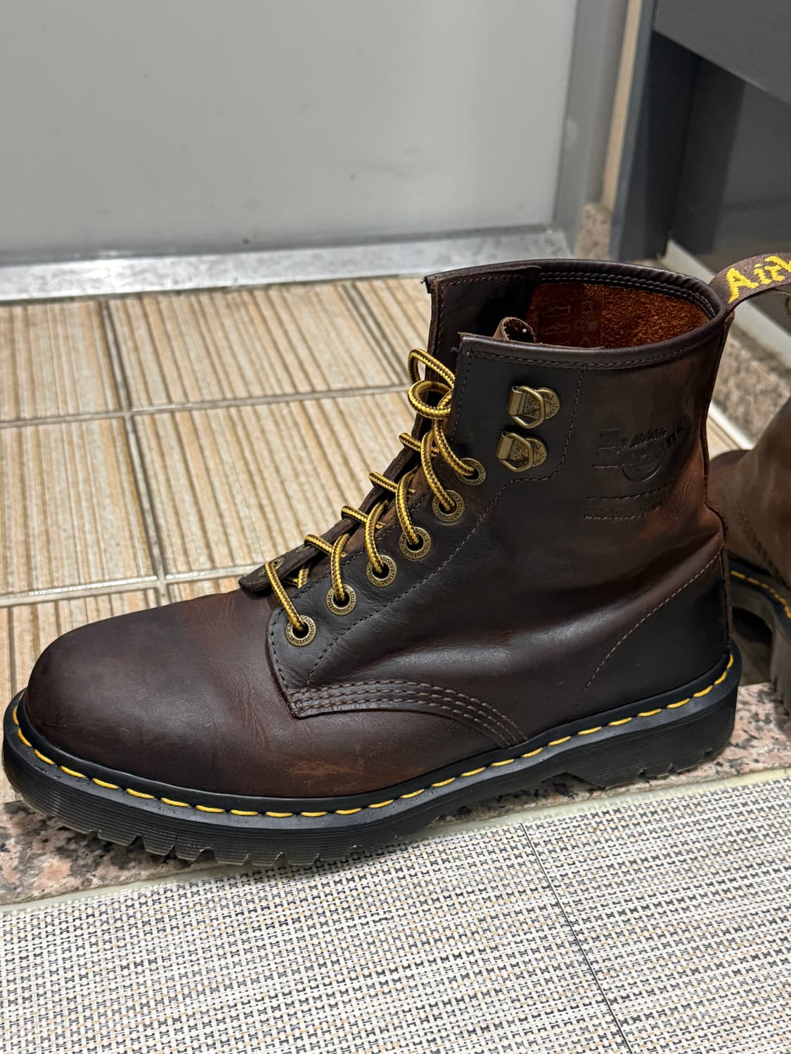 닥터마틴 디스이스네버뎃 1460 왁스드 풀 그레인 브라운 280 상품이미지4