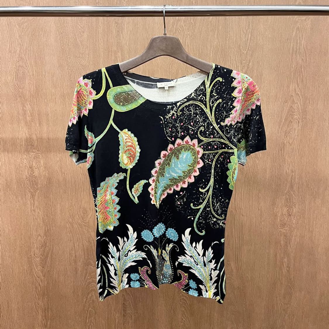 에트로 반팔 니트 페이즐리 플라워 패턴 라운드넥 디테일 레귤러핏 블랙 상품이미지2