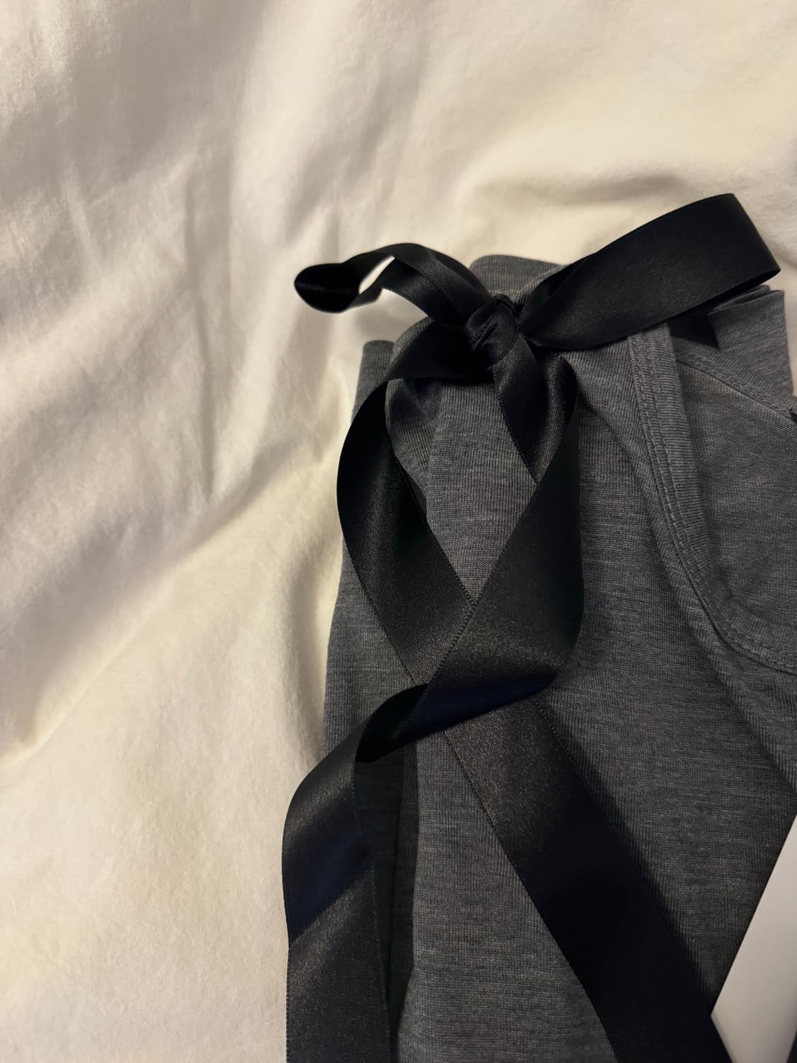 시몬로샤 25FW Bow Ribbon Tail Long 티셔츠 상품이미지3