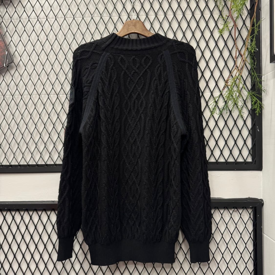 지안프랑코 페레 꽈배기 니트 마린 패치 포인트 울 스웨터 블랙 상품이미지2