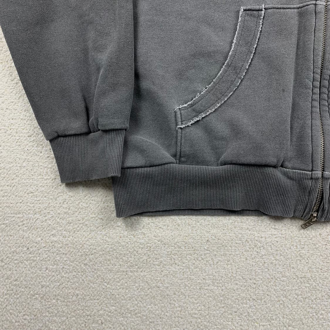 마뗑킴 써클로고 피그먼트 2way 후드집업 차콜 상품이미지5