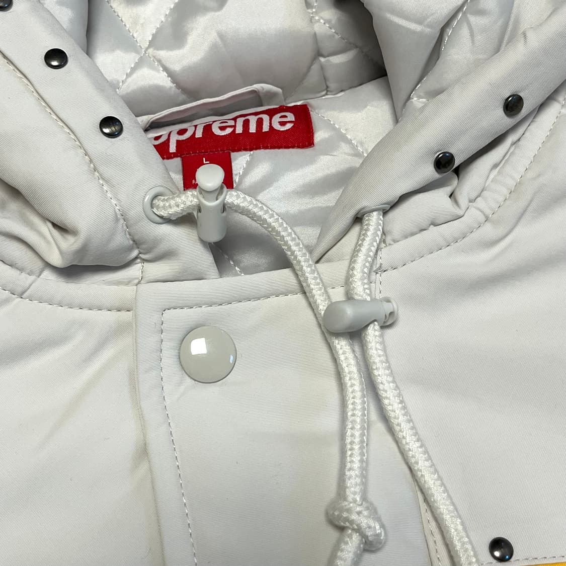 슈프림 스터디드 스타디움 자켓 화이트 - 25SS 상품이미지4