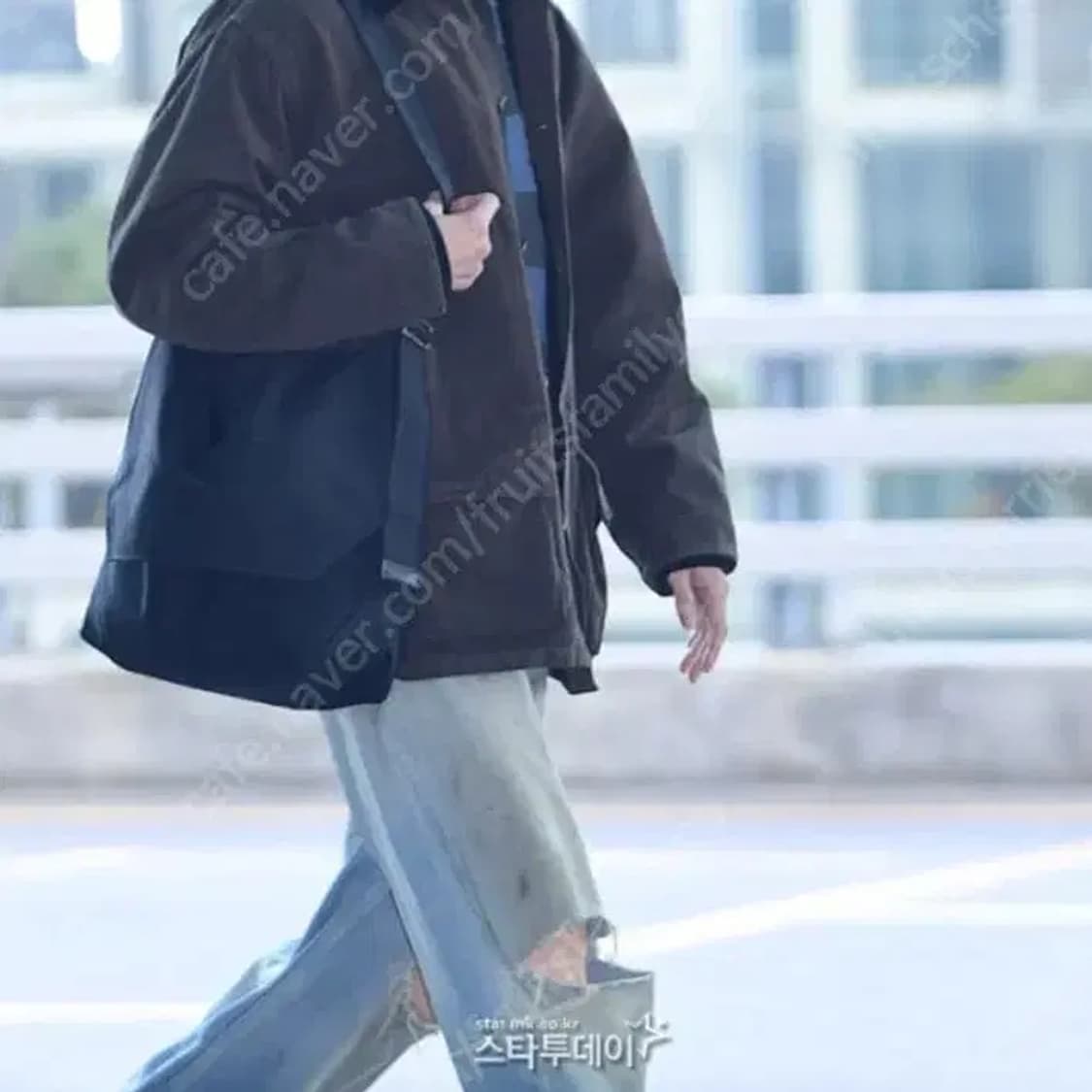 헨더스킨 메신저백 올리브 상품이미지1